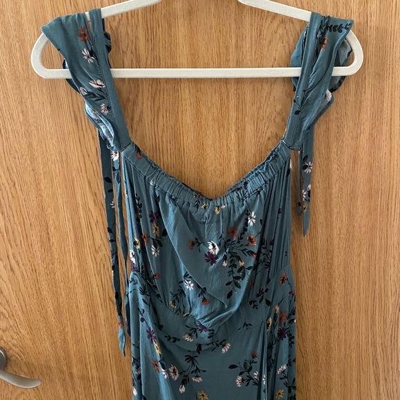 Vicidolls olivaceous long dress with slit - Picture 2 of 5